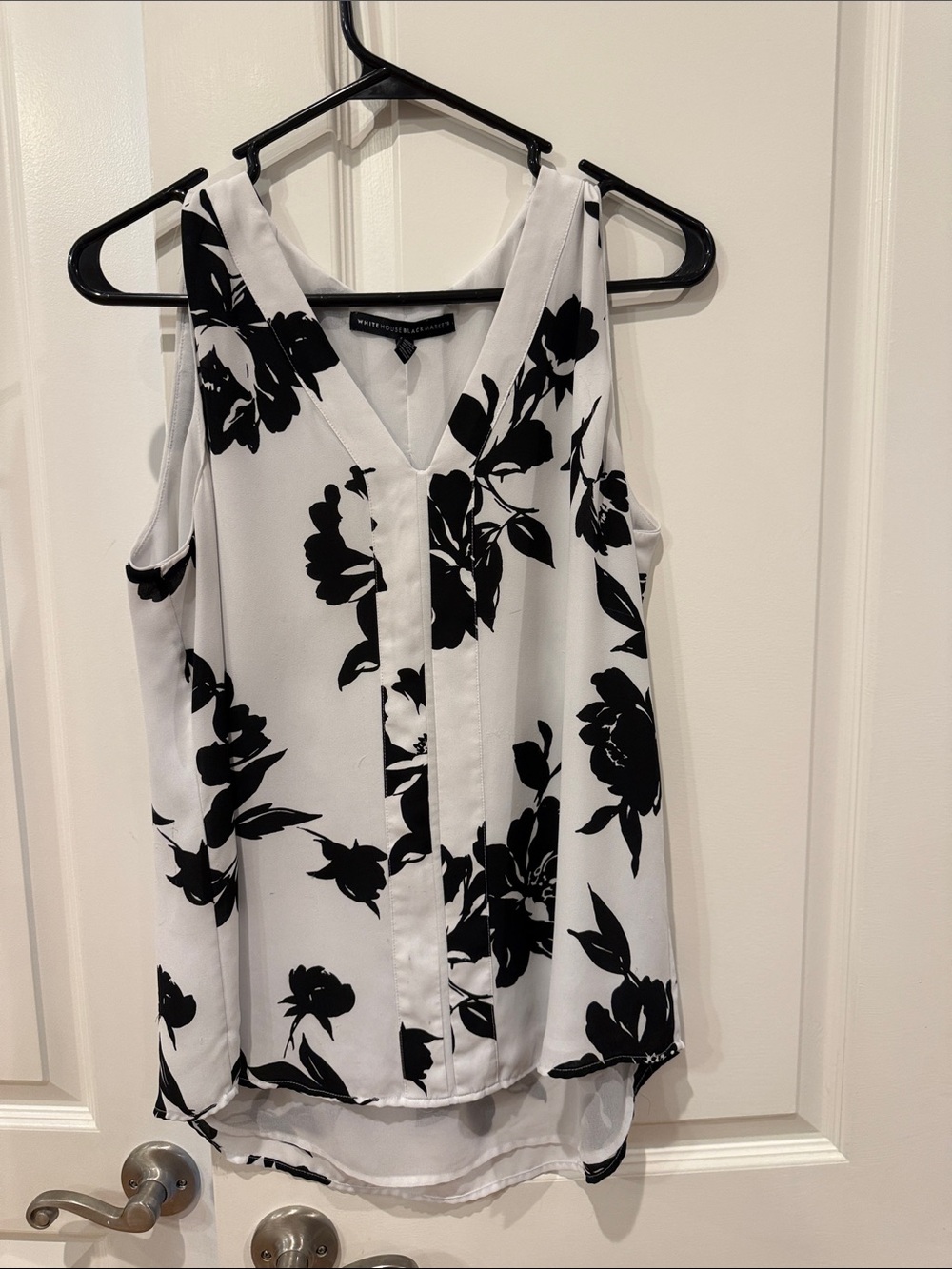size 10 Worthington Black & White Floral V-Neck Sleeveless Blouse lined